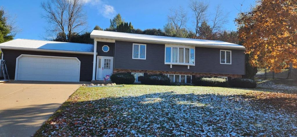 1555 W Golf Drive, Platteville, WI 53818