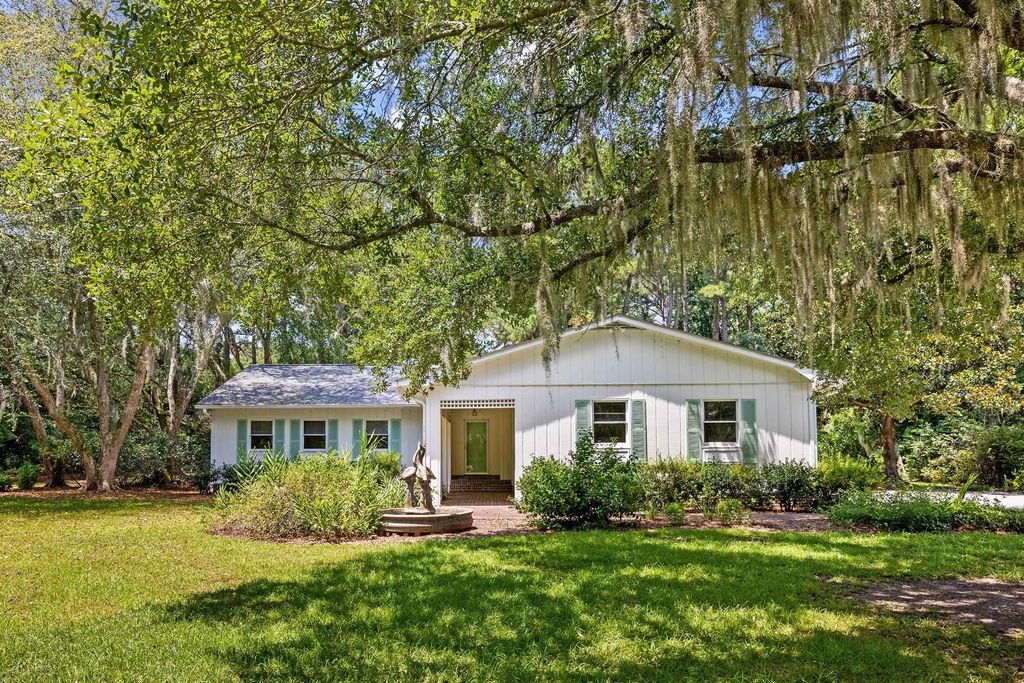 2279 Waverly Rd., Pawleys Island, SC 29585