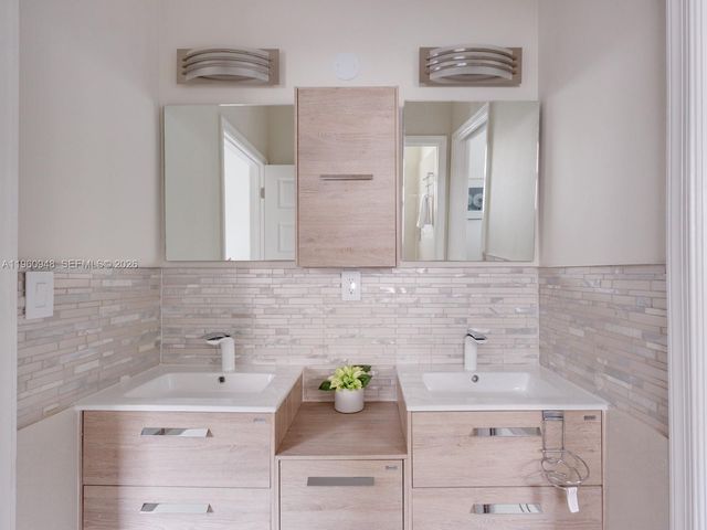 2550 Jardin Mnr, Weston, FL 33327