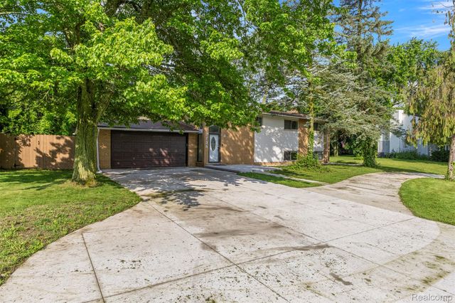 2738 Berry Drive, Bloomfield Hills, MI 48304