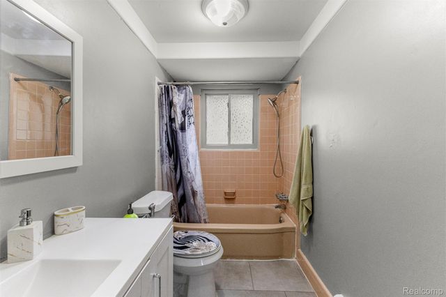 2738 Berry Drive, Bloomfield Hills, MI 48304