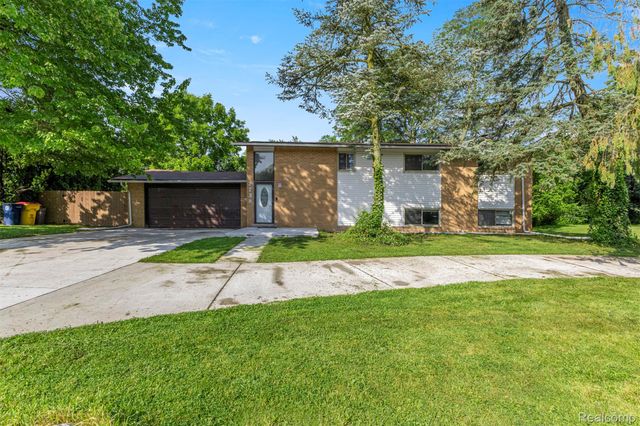 2738 Berry Drive, Bloomfield Hills, MI 48304