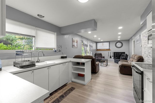 2738 Berry Drive, Bloomfield Hills, MI 48304