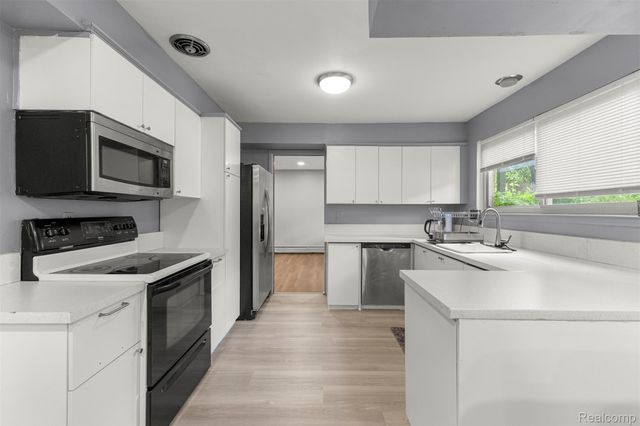 2738 Berry Drive, Bloomfield Hills, MI 48304