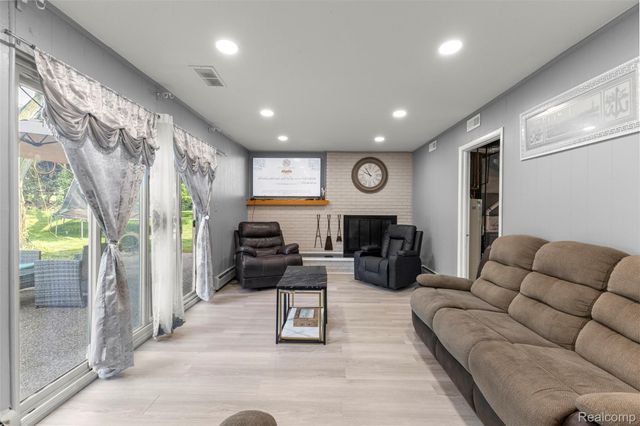 2738 Berry Drive, Bloomfield Hills, MI 48304