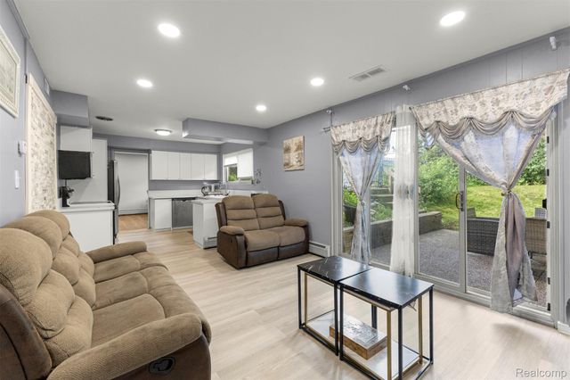 2738 Berry Drive, Bloomfield Hills, MI 48304