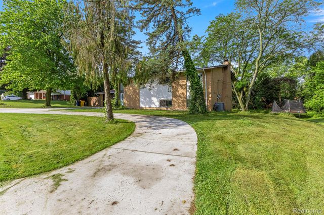 2738 Berry Drive, Bloomfield Hills, MI 48304