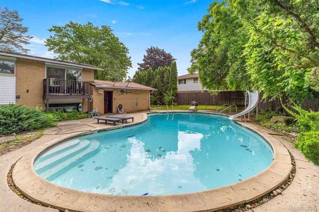 2738 Berry Drive, Bloomfield Hills, MI 48304