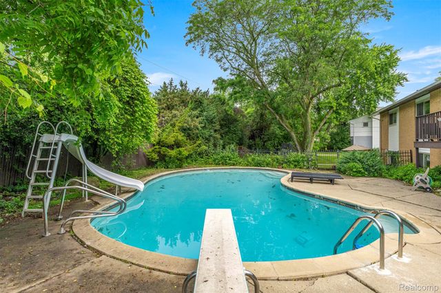 2738 Berry Drive, Bloomfield Hills, MI 48304