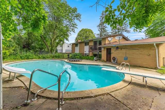 2738 Berry Drive, Bloomfield Hills, MI 48304