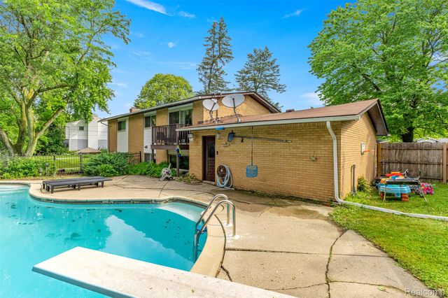 2738 Berry Drive, Bloomfield Hills, MI 48304