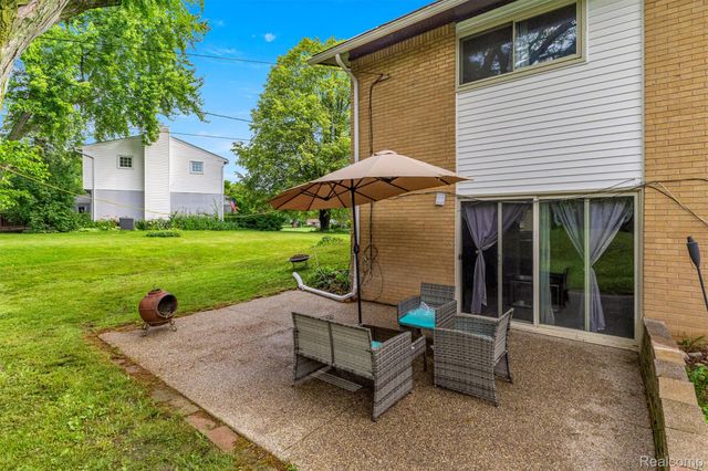 2738 Berry Drive, Bloomfield Hills, MI 48304
