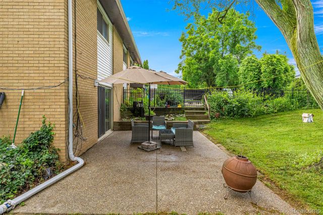 2738 Berry Drive, Bloomfield Hills, MI 48304