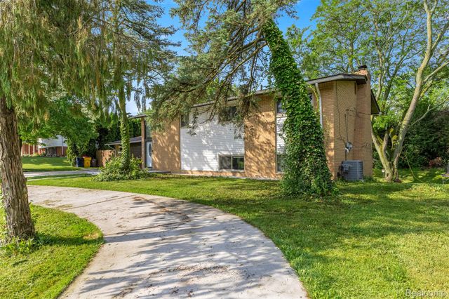 2738 Berry Drive, Bloomfield Hills, MI 48304