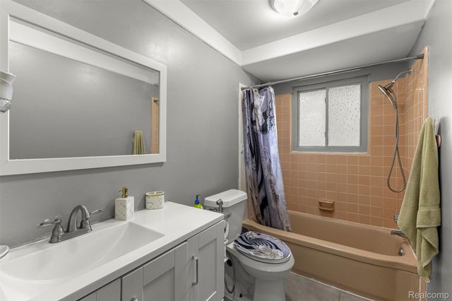 2738 Berry Drive, Bloomfield Hills, MI 48304