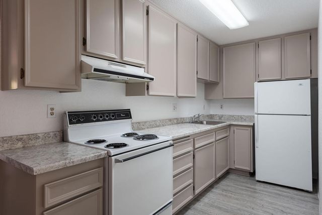 701 N Los Felices Circle W 208, Palm Springs, CA 92262