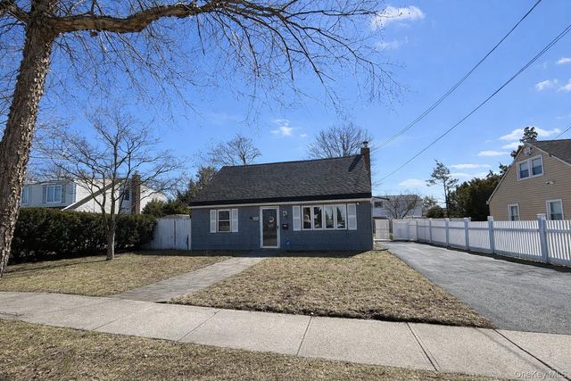 93 Birch Avenue E, Farmingdale, NY 11735