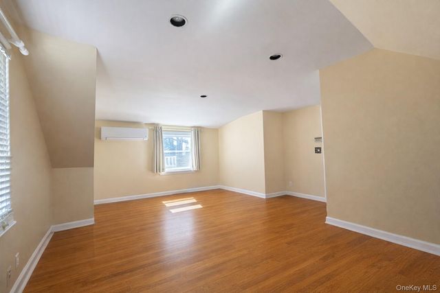 93 Birch Avenue E, Farmingdale, NY 11735