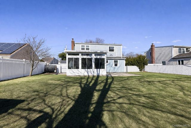 93 Birch Avenue E, Farmingdale, NY 11735