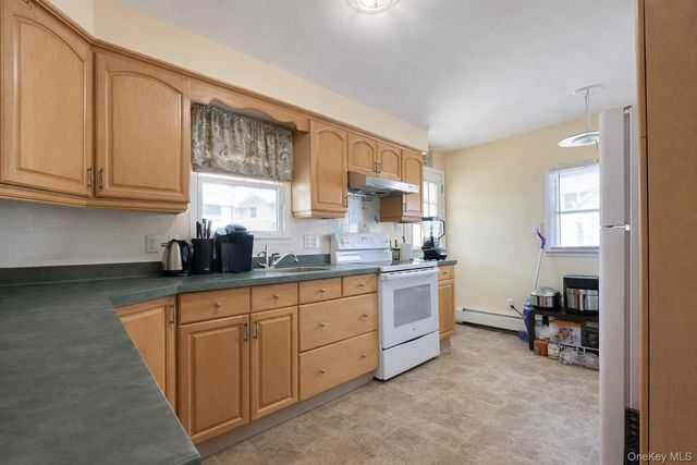 93 Birch Avenue E, Farmingdale, NY 11735