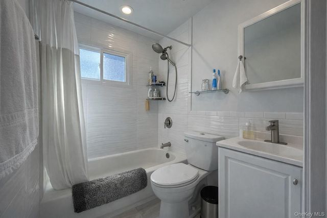 93 Birch Avenue E, Farmingdale, NY 11735