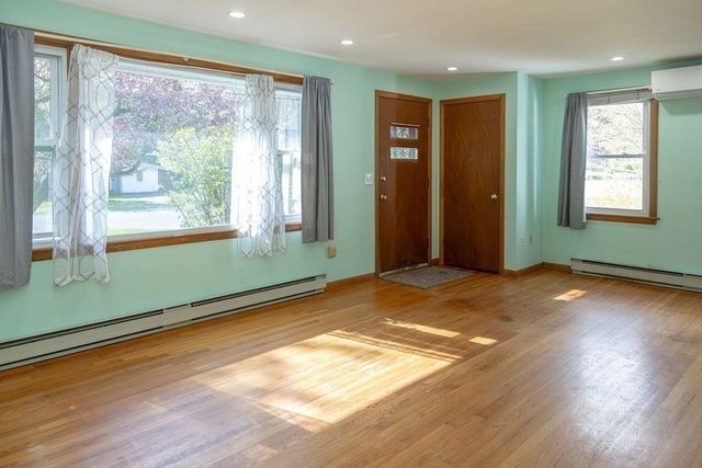 142 Spruce Hill Ave, Northampton, MA 01062