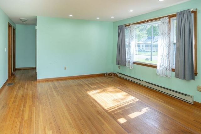 142 Spruce Hill Ave, Northampton, MA 01062