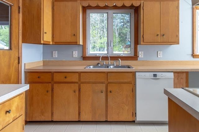 142 Spruce Hill Ave, Northampton, MA 01062