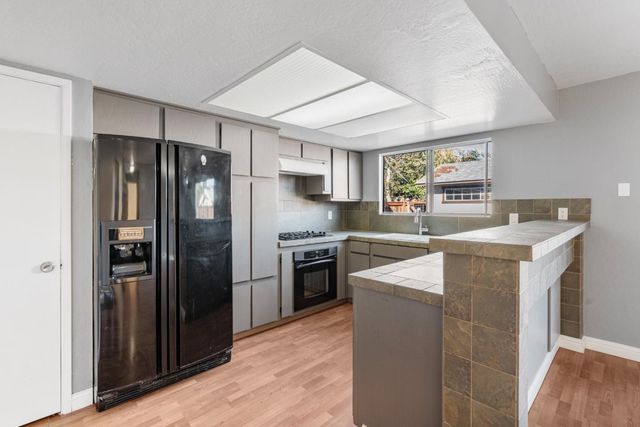 60 Knight Lane, Hollister, CA 95023