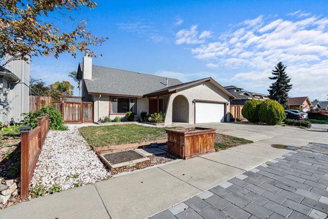 60 Knight Lane, Hollister, CA 95023