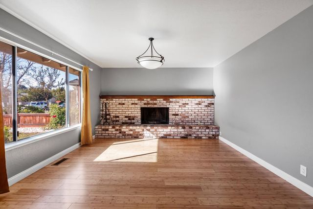 60 Knight Lane, Hollister, CA 95023