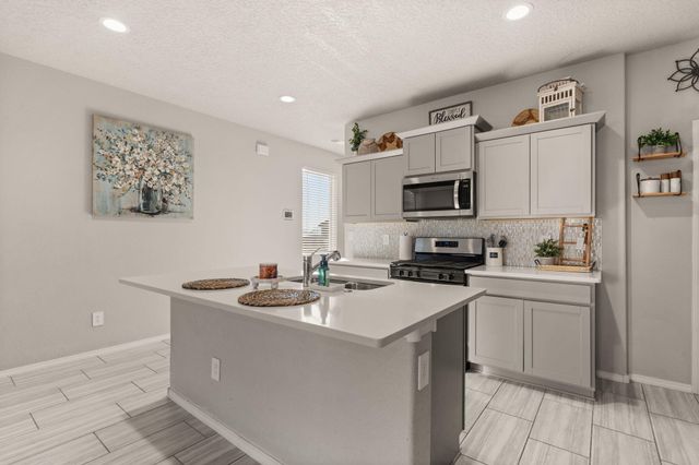 575 Turmalina Drive SE, Rio Rancho, NM 87124