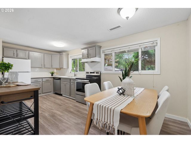 609 Se 137TH Ave, Portland, OR 97233