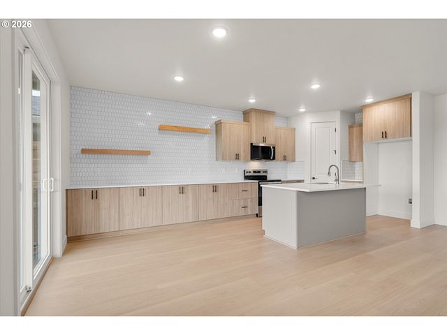 16001 Barlow Trail Ln, Oregon City, OR 97045