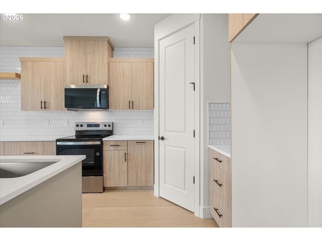 16001 Barlow Trail Ln, Oregon City, OR 97045