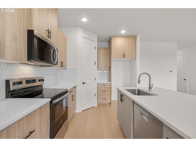 16001 Barlow Trail Ln, Oregon City, OR 97045