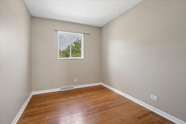 9115 N Gross Point Road, Skokie, IL 60077