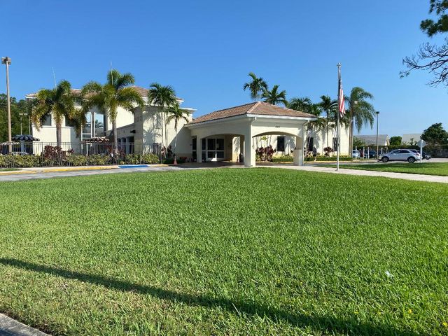 19 Golfs Edge F, West Palm Beach, FL 33417