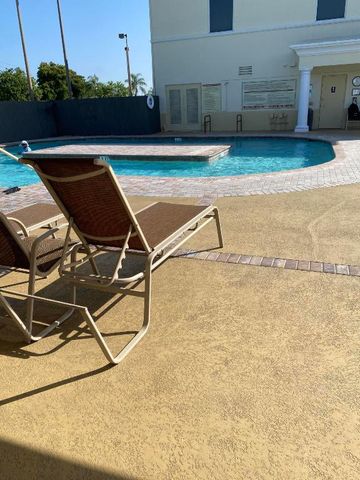 19 Golfs Edge F, West Palm Beach, FL 33417