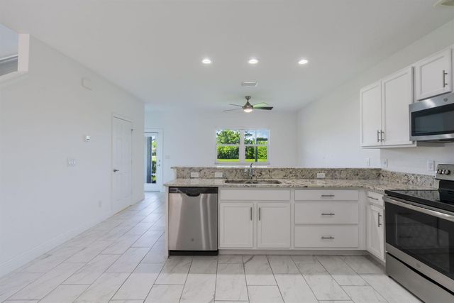 696 NE Waters Edge Lane, Port St. Lucie, FL 34983