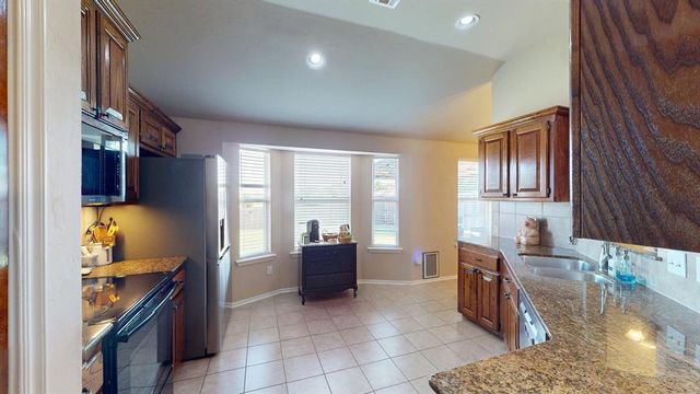805 Canyon Drive, Yukon, OK 73099