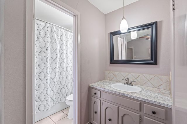 2400 Grace ST, Taylor, TX 76574