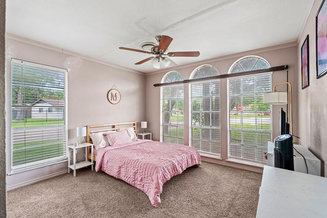 2400 Grace ST, Taylor, TX 76574