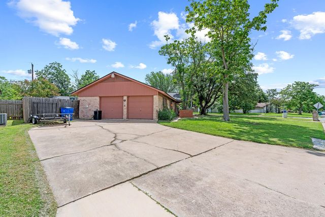 2400 Grace ST, Taylor, TX 76574