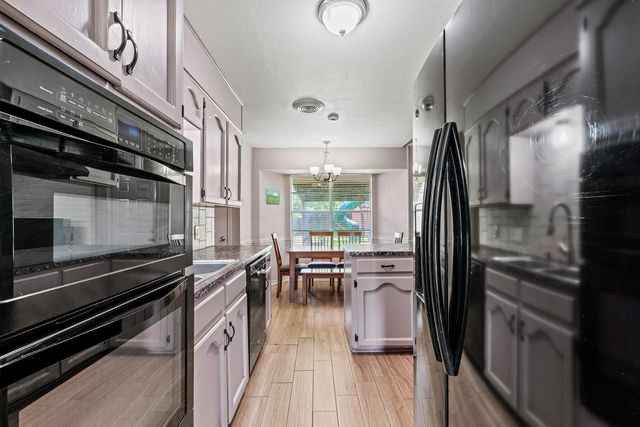 2400 Grace ST, Taylor, TX 76574