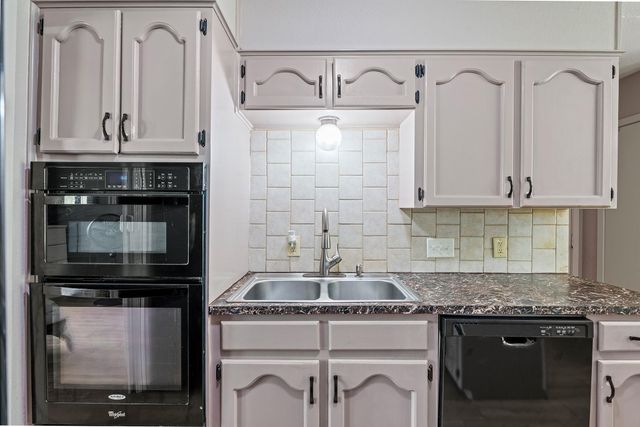 2400 Grace ST, Taylor, TX 76574