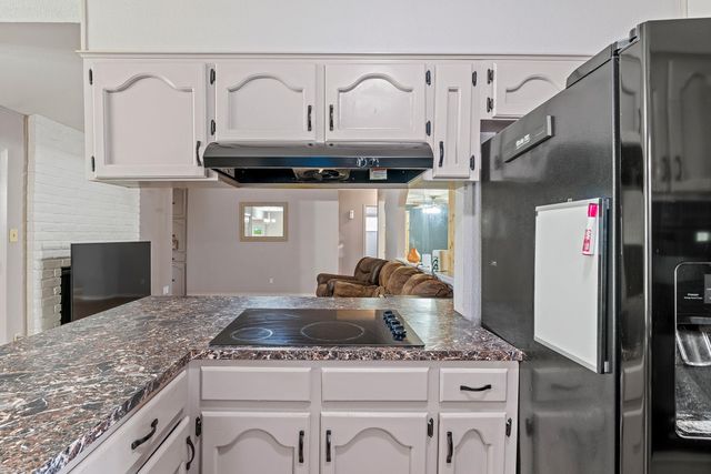 2400 Grace ST, Taylor, TX 76574