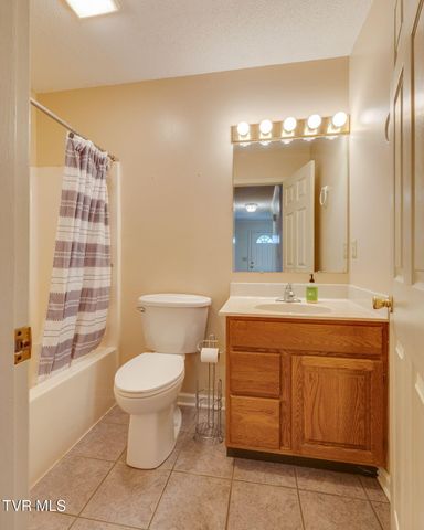 802 Cambridgeshire Court 802, Johnson City, TN 37615