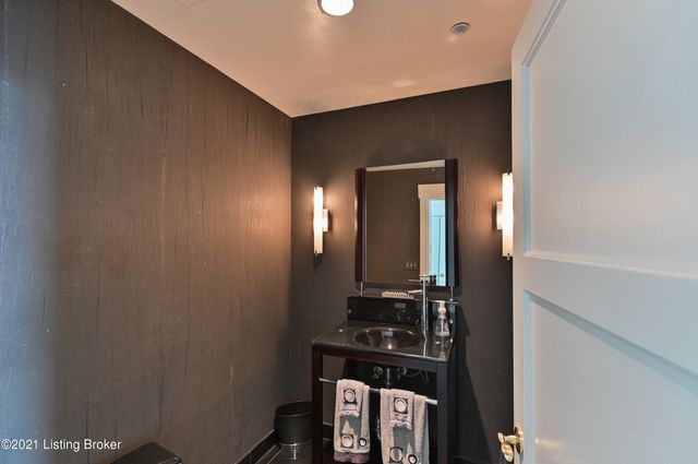 222 E Witherspoon St 703, Louisville, KY 40202