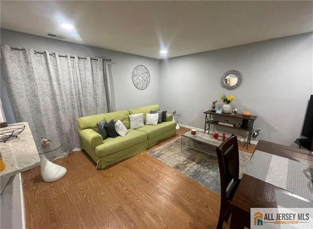 103 Woodbridge Common 103, Iselin, NJ 08830